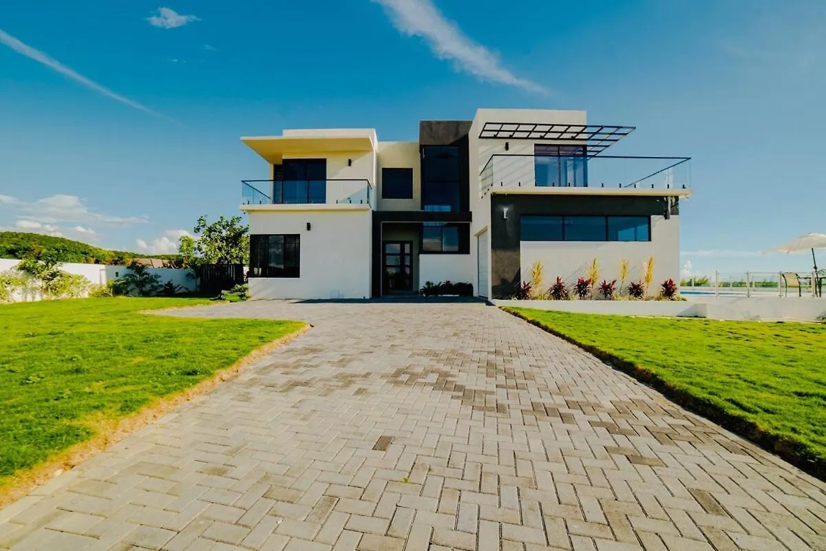 Calabura Villa Whitehouse